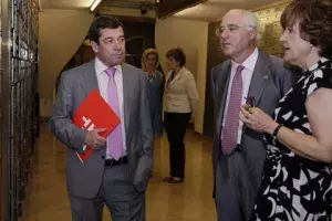 José Antonio Gutiérrez, Rafael Miranda y Carmen Caffarel  recorren la Caja de las Letras en la sede central.