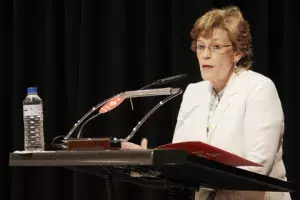 Carmen Pérez-Fragero, durante el acto de presentación del volumen «Libros y bibliotecas. Tesoros del Ministerio de Defensa» 