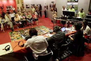 El público asistente, durante la retransmisión en directo del programa de radio «En días como hoy».