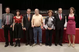 Carmen Caffarel, directora del Instituto Cervantes, acompañada por Francisco Gutiérrez, catedrático y padrino de José Luis Alonso; Juana Escabias, coordinadora del proyecto «El teatro puede»; Marcos de Quinto, presidente de Coca-Cola en España; Javier Villán, escritor; José Núñez, presidente de la Fundación Coca-Cola y Diana de Paco, dramaturga.