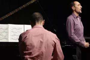 Actuación musical de Emilio González, pianista y José Julián Frontal, barítono.