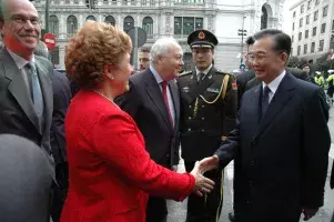 La directora del Instituto Cervantes, Carmen Caffarel, recibe al primer ministro chino, Wen Jiabao, a la entrada de la sede central del Cervantes en Madrid