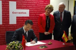 Wen Jiabao firma en el Libro de Honor del Instituto Cervantes. A su lado, Carmen Caffarel y el ministro de Asuntos Exteriores español, Miguel Ángel Moratinos