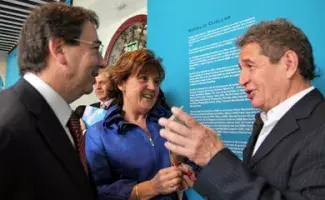 Rogelio Cuéllar charla con la directora del Instituto Cervantes y el rector de la Universidad de Alcalá de Henares.