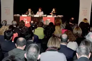 Rufino Sánchez, director del área de Cultura del Instituto Cervantes, Carmen Caffarel, directora del Instituto Cervantes y Juana Escudero, subdirectora del área de Cultura del Instituto Cervantes.