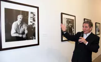 Rogelio Cuéllar muestra el retrato de Juan Gelman durante la visita guiada.