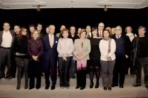 foto de familia con algunos de los asistentes.