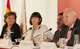 El ministro Moratinos ha afirmado que el Cervantes es “una institución vital para la acción cultural de España en el exterior”. A la izquierda, Carmen Caffarel, Ángeles González-Sinde y el presidente de Cantabria.