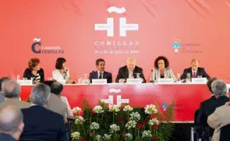 Sesión de clausura oficial de la Reunión. Desde la izquierda, Carmen Caffarel, Ángeles González-Sinde, Miguel Ángel Revilla, Miguel Ángel Moratinos, María Teresa Noceda (alcaldesa de Comillas) e Ignacio del Bosque (Fundación Comillas).
