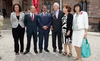 De dcha. a izquierda, Ángeles González-Sinde, Carmen Caffarel, Miguel Ángel Moratinos, Miguel Ángel Revilla, Ignacio del Bosque y María Teresa Noceda posan a la entrada del Palacio de Sobrellano, donde se ha celebrado la Reunión de Directores durante cuatro días.