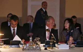 El Rey conversa con la ministra Ángeles González-Sinde en presencia de Rodríguez Zapatero.