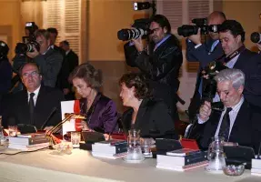 El ministro de Educación, Su Majestad la Reina, Carmen Caffarel y Mario Vargas Llosa.