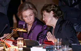 Doña Sofía y la directora del Instituto Cervantes conversan momentos antes de comenzar la reunión.