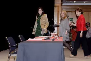 La ministra de Asuntos Exteriores, Trinidad Jiménez, en el Salón de Actos del Instituto Cervantes.