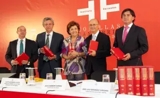 Momento de la entrega de las Obras Completas del escritor costumbrista