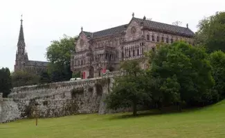 Visión general del Palacio de Sobrellano en Comillas 