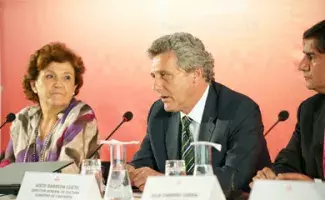La directora del Cervantes, Carmen Caffarel, y el director general de Cultura de la Comunidad Autónoma de Cantabria, Justo Barreda.