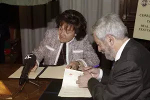 Carmen Caffarel, directora del Instituto Cervantes y Miguel Ángel Alario, presidente de la Real Academia de las Ciencias, firman el convenio de colaboración para la divulgación de la ciencia en español.