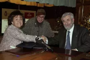Carmen Caffarel, directora del Instituto Cervantes y Miguel Ángel Alario, presidente de la Real Academia de las Ciencias, firman el convenio de colaboración para la divulgación de la ciencia en español.