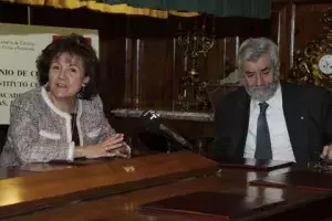Carmen Caffarel, directora del Instituto Cervantes y Miguel Ángel Alario, presidente de la Real Academia de las Ciencias, firman el convenio de colaboración para la divulgación de la ciencia en español.