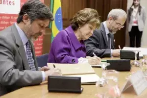 Firma del convenio de colaboración entre Carmen Caffarel, Paulo Cesar de Oliveiray Daniel Hernández Ruipérez
