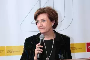 La directora del Instituto Cervantes, Carmen Caffarel, se dirige a los asistentes a la inauguración de la muestra «20 trajes para Rusia. Diseñadores dialogan con la literatura».