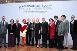 Foto de familia de la muestra «20 trajes para Rusia. Diseñadores dialogan con la literatura»