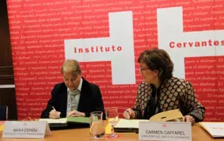 Carmen Caffarel (derecha) y María España Suárez firman el primer acuerdo marco entre el Cervantes y la Fundación Umbral.