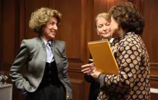 La académica Carmen Iglesias charla con la directora del Instituto y la presidenta de la Fundación.