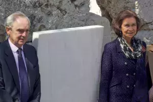 La Reina Doña Sofía y el embajador de España en Grecia