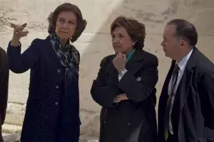 La Reina Doña Sofía muestra la Acrópolis a la directora del Instituto Cervantes