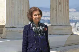 La Reina Doña Sofía, al término de su visita a la Acrópolis de Atenas.