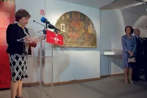 Carmen Caffarel, directora del Instituto Cervantes, en presencia de la Reina Doña Sofía, durante la inauguración de la exposición «Un Mar de Leyes».