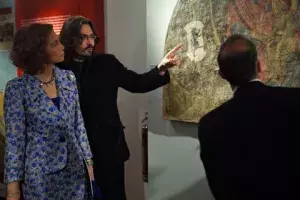 La Reina Doña Sofía visita la exposición «Un Mar de Leyes» en Atenas.