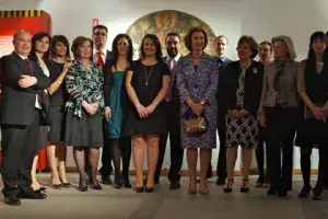 Foto de familia en la visita a la exposición «Un Mar de Leyes» en Atenas.