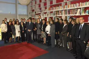 Los Príncipes y Carmen Caffarel posan en la biblioteca con el personal del centro.