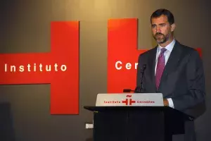 El Príncipe de Asturias lee el discurso en el acto de inauguración.