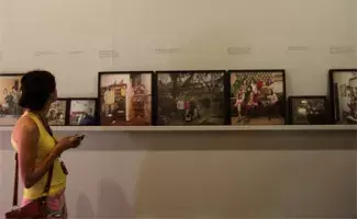Una visitante observa algunas de las piezas de la exposición