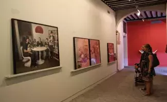 El público recorre la muestra dedicada a las familias españolas