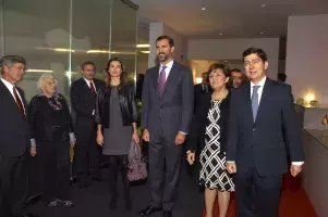 Don Felipe y Doña Letizia, acompañados por Carmen Caffarel y el director del Cervantes de Chicago, Ignacio Olmos.