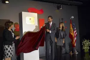Momento en que se descubre la placa conmemorativa.