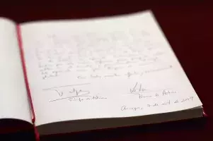 Página del Libro de Honor con las dedicatorias escritas por los Príncipes.