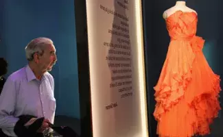 El escritor Juan Gelman descubre el traje de los diseñadores Victorio & Lucchino inspirado en su poesía.