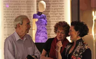 El escritor y su mujer charlan con la comisaria de la muestra, Concha Hernández.