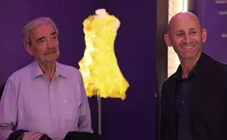 El escritor Juan Gelman y Modesto Lomba, Presidente de la Asociación de Creadores de Moda de España. Al fondo, el vestido de Modesto Lomba inspirado en el texto de Gabriel García Márquez «100 años de soledad»
