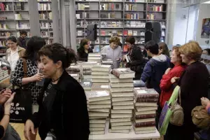 El público asistente recorre las instalaciones de la biblioteca de la sede central