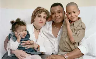 Arístides y Maite, casados por la iglesia hace 10 años, Arístides es de la República Dominicana, Maite española. Tienen 2 hijos, Arístides y Diana.