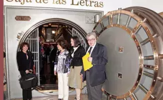 La ministra de Cultura, Ángeles González-Sinde y la directora del Instituto Cervantes, Carmen Caffarel, acompañan a José Emilio Pachecho.