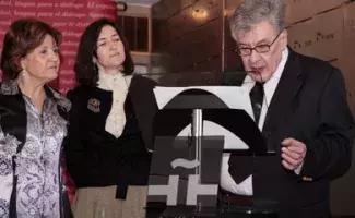José Emilio Pacheco lee su discurso antes de hacer la entrega del legado. Le acompañan la Ministra de Cultura, Ángeles González-Sinde, y la directora del Cervantes, Carmen Caffarel.