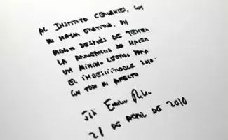 Mensaje de José Emilio Pacheco en el libro de visitas del Instituto Cervantes.